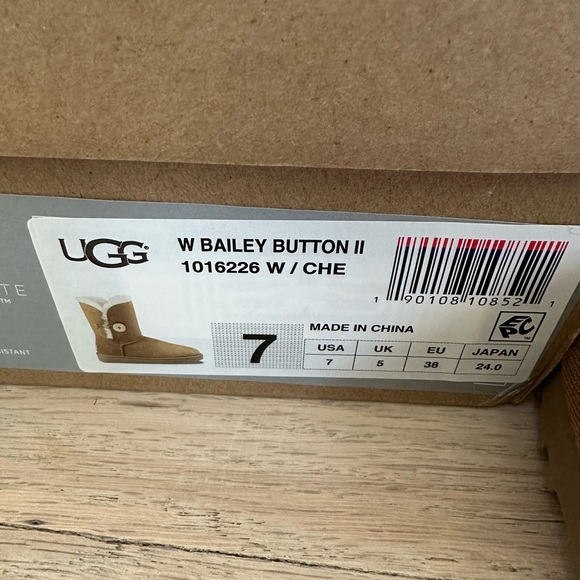 Ugh Bailey Button II - Picture 9 of 11